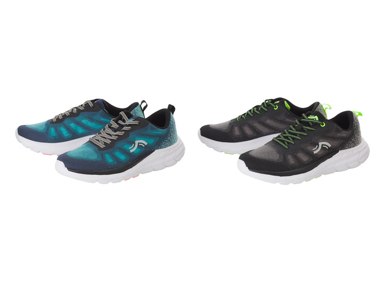 Deux paires de baskets, bleues et noires, avec des accents verts.