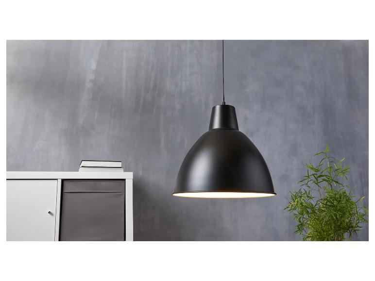 Un luminaire suspendu noir au-dessus d'une armoire blanche
