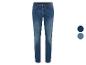 Jeans slim homme, disponibles en bleu foncé et bleu moyen.