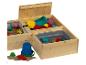 Bac à sable en bois avec des jouets et un seau à eau.