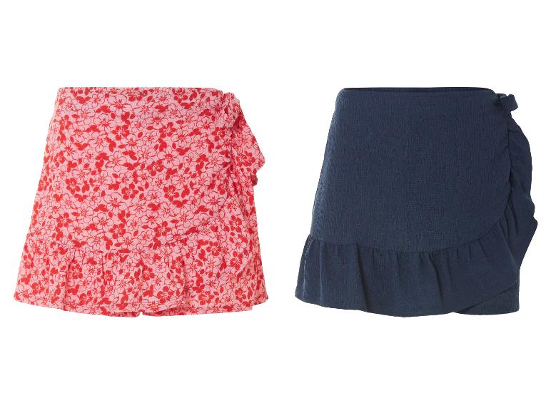 Deux jupes courtes : une à fleurs rouges et roses, l'autre bleu marine unie.