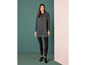 Une femme portant une robe sweat-shirt grise avec un legging et des baskets.