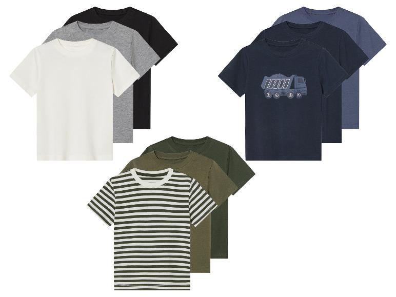 Trois ensembles de t-shirts pour enfants dans différentes couleurs et motifs.