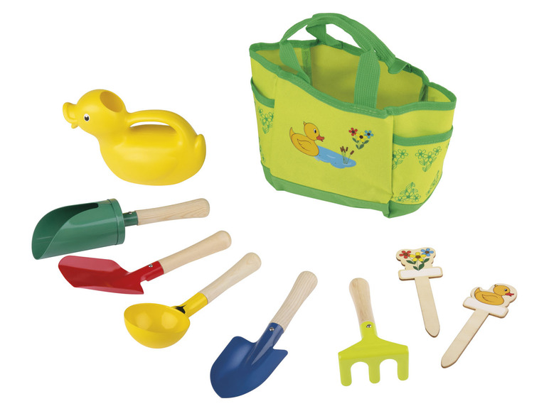 Ensemble d'outils de jardin avec arrosoir, pelle et râteau dans un sac vert.