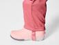 Un pantalon rose avec des bottes roses.