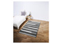Un tapis rayé noir et blanc dans une chambre à coucher.