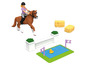 Un jeu de cheval avec un cavalier, un cheval, un obstacle, des balles de foin et un étang.