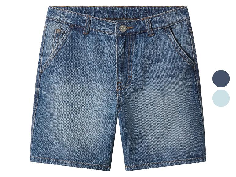 Short en jean bleu avec poches avant et fermeture boutonnée, présenté avec deux échantillons de couleur.