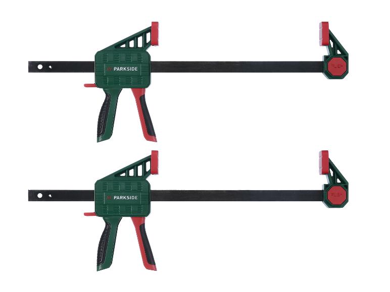 Deux serre-joints en bois verts et rouges avec poignées noires