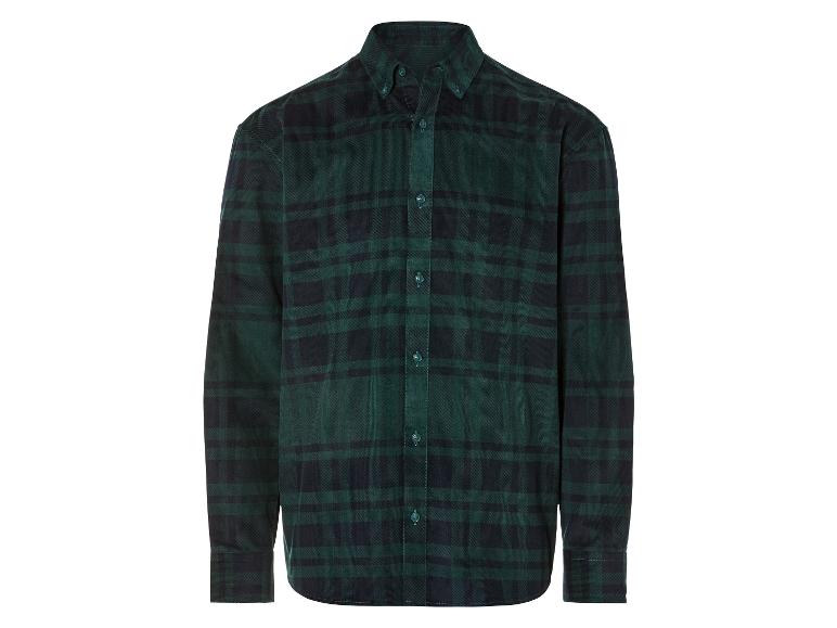 Une chemise à carreaux vert et noir à manches longues.