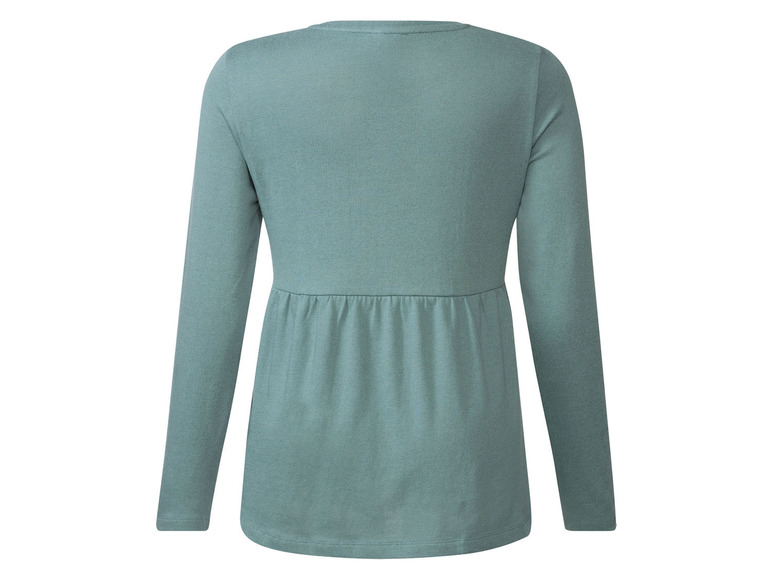 Un t-shirt à manches longues bleu clair pour femme.