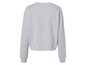 Un sweat-shirt gris à manches longues.
