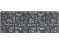 Tapis de cuisine gris avec illustrations blanches et texte de légumes comme tomates, carottes, champignons et poivrons.