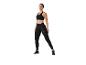 Vêtements de sport noirs : leggings et soutien-gorge de sport.