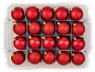 Boules de Noël rouges de différentes textures, rangées dans une boîte transparente compartimentée.