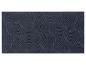 Un tapis de bain bleu foncé avec un motif ondulé.