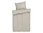 Un ensemble de literie beige clair.