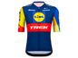 Un maillot de cyclisme Trek avec le sponsor Lidl, la marque Santini et des composants Sram.