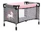 Un lit bébé gris et rose avec un motif de licorne.