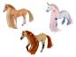Trois jouets chevaux avec de longues crinières: une licorne blanche, un cheval brun et un cheval avec des cheveux roux.