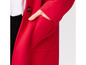 Gros plan d'une veste en laine rouge avec un bouton et une poche.