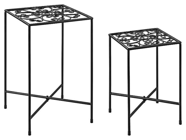 Deux supports de plantes en métal noir avec des motifs décoratifs sur le dessus.