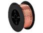 Bobine de fil de soudure cuivre sur support noir.