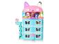 Un ensemble de jeu Gabby's Dollhouse à plusieurs étages avec figurines et accessoires.