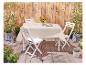 Table et chaises pliantes blanches, nappes beige, pour jardin.