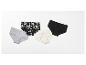 Quatre culottes pour femmes : une grise, une noire à fleurs blanches, une crème et une noire.