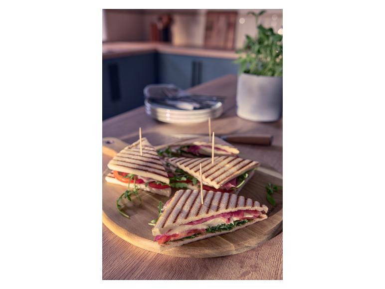 Planche à découper en bois d'acacia SILVERCREST® avec des sandwichs grillés sur une table en bois