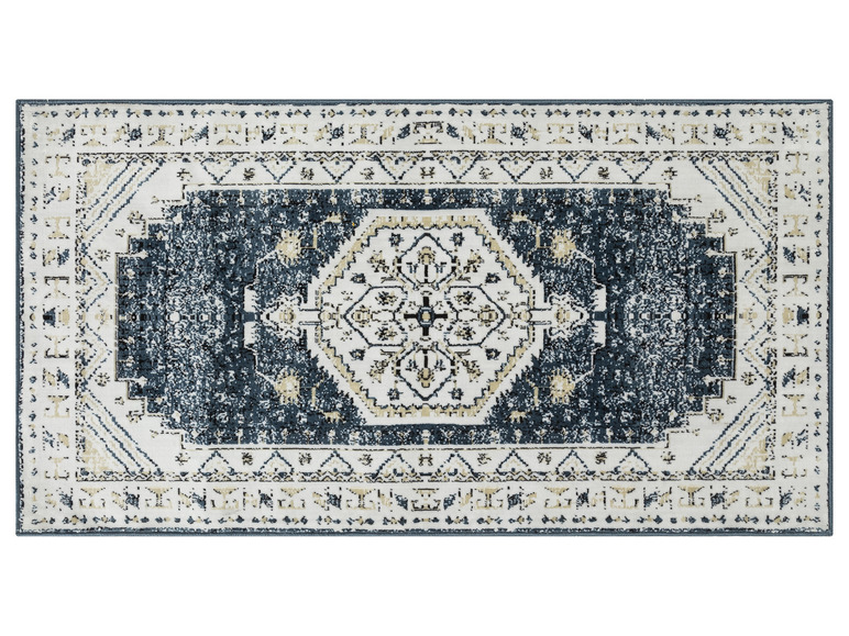 Un tapis bleu et blanc avec un motif traditionnel.