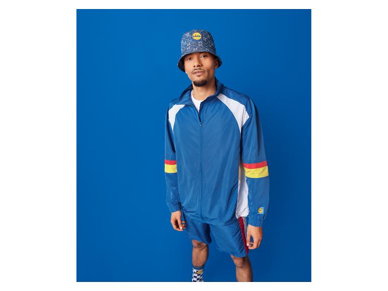 Vêtements de sport Lidl : veste, short et bob.