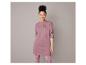 Femme portant une robe pull rose avec l'inscription 'Positive Vibes' et des leggings léopard rose.