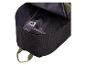 Intérieur d'un sac à dos noir ouvert avec doublure grise et étiquette blanche.