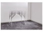 Un ensemble de quatre tables pliantes avec des pieds en métal dans une pièce.