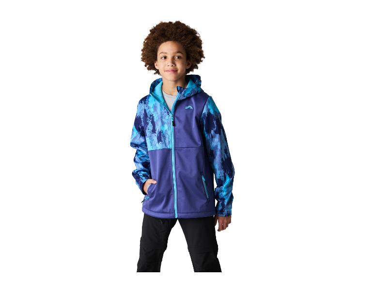 Garçon en veste à motifs bleus et turquoises, pantalon noir