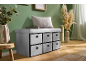 Banc de rangement gris avec six tiroirs en tissu dans une pièce verte avec décor.