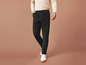 Pantalon en velours côtelé noir avec des baskets blanches.