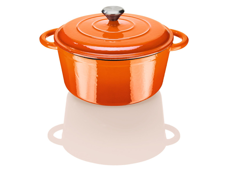 Une cocotte en fonte orange avec un couvercle.