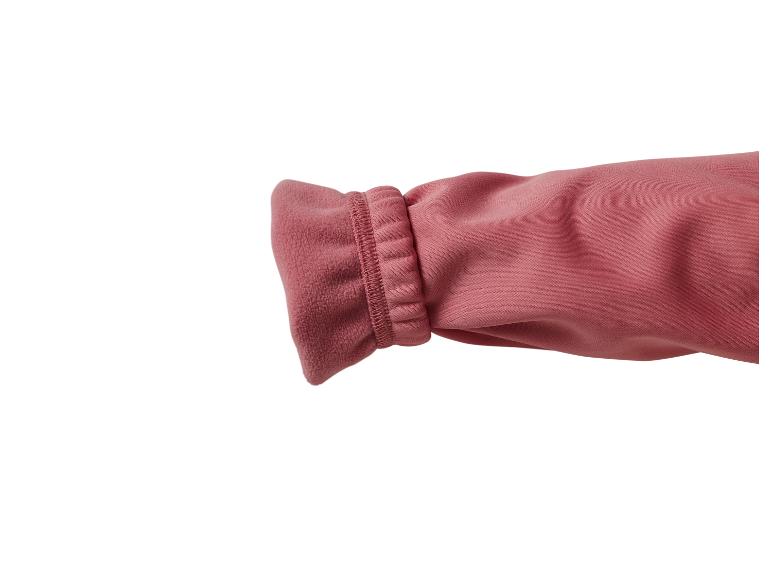 Gros plan d'une manche en polaire rose avec poignet côtelé