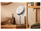 Miroir de maquillage lumineux avec accessoires de salle de bain.