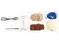 Kit de crochet avec fils de diverses couleurs, rembourrage et accessoires.