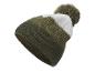 Bonnet vert avec pompon, avec des rayures blanches.