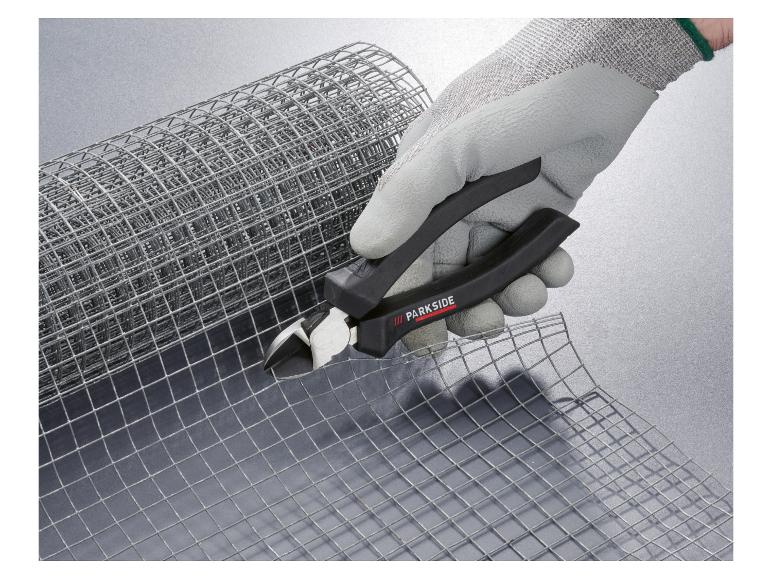 Une main avec une pince Parkside coupe un rouleau de grillage.