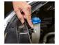 Maintien de réservoir lave-glace et fixation dans le compartiment moteur d'une voiture.