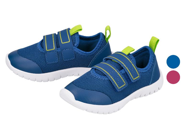 Deux baskets bleues pour enfants avec des accents vert lime et des fermetures velcro.