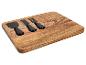 Planche à fromage en bois avec trois ustensiles à fromage noirs.