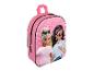 Un sac à dos rose avec l'image des poupées Barbie.