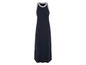 Une robe maxi bleu foncé avec des accents blancs.